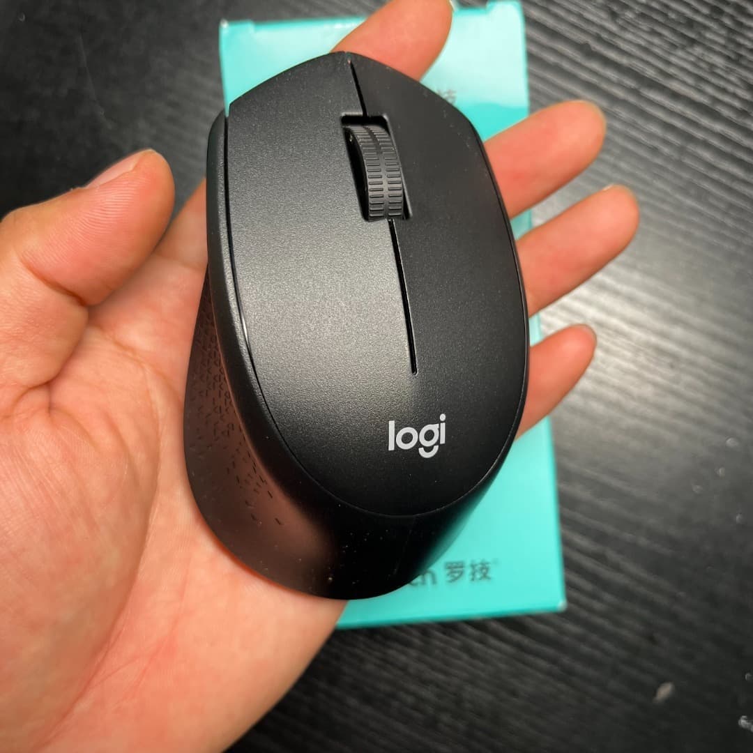 Mouse Sem Fio Logitech M330 SILENT com Clique Silencioso, Design Destro, Bateria de 18 Meses, Receptor USB, Compatível com Windows, macOS, ChromeOS e Pilha Inclusa - Preto